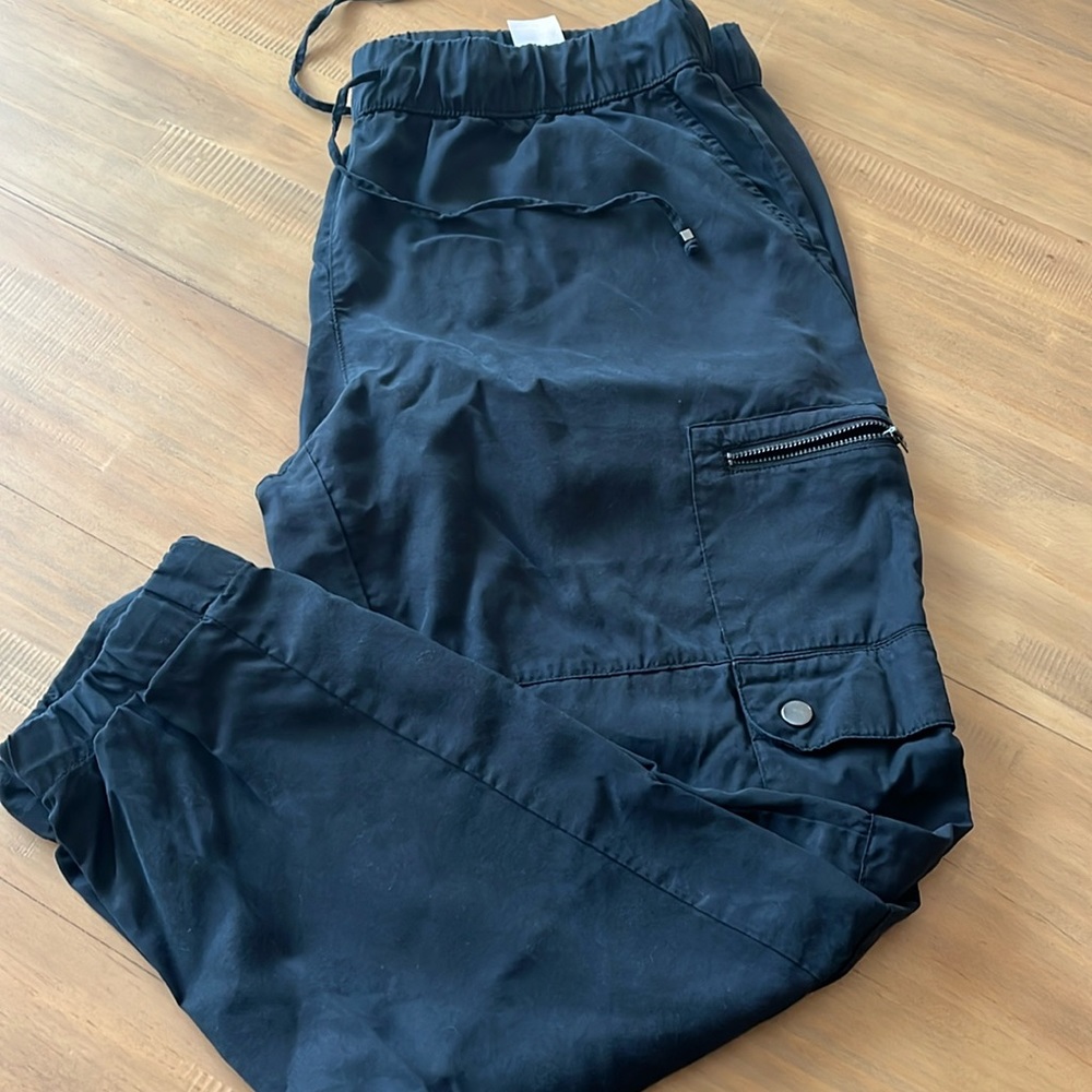 Banana Republic black lightweight cargo zippered pants in Large